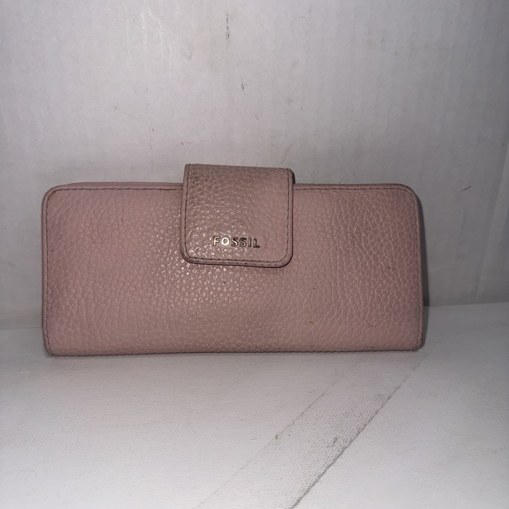 Fossil Pale Pink Logan Logo Minimalist Leather Bi-fold Organizer Tab Snap Wallet